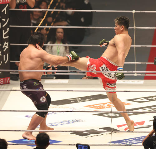 関根“シュレック”秀樹対上田幹雄　関根“シュレック”秀樹（左）にキックを見舞う上田幹雄（撮影・佐藤翔太）