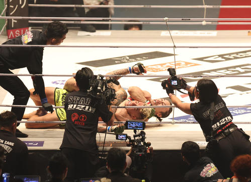 矢地祐介対ザック・ゼイン　絞め技でザック・ゼインに勝利する矢地祐介（撮影・佐藤翔太）