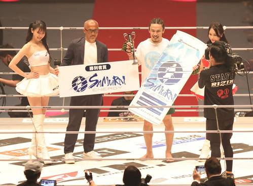 矢地祐介対ザック・ゼイン　ザック・ゼインに勝利し札幌小野（左）と記念撮影をする矢地祐介（撮影・佐藤翔太）