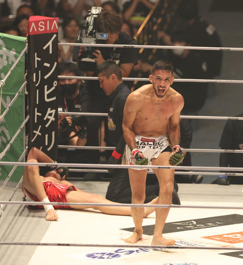 クレベル・コイケ対鈴木千裕　鈴木千裕（左後方）に勝利し雄たけびを上げるクレベル・コイケ（撮影・佐藤翔太）