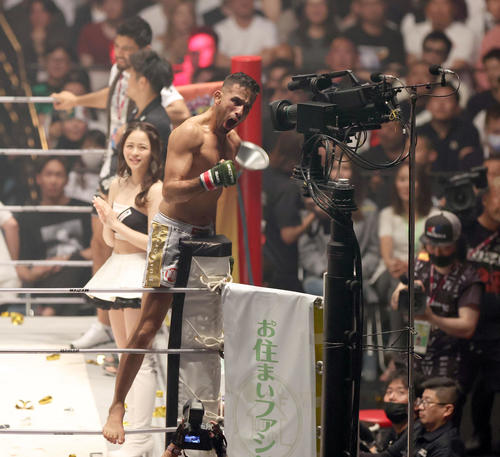 クレベル・コイケ対鈴木千裕　鈴木千裕に勝利し雄たけびを上げるクレベル・コイケ（撮影・佐藤翔太）