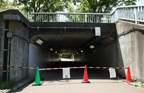 RIZIN北海道大会が行われる真駒内セキスイハイムアイスアリーナに続く道には熊出没注意の張り紙が貼られ封鎖されている（撮影・佐藤翔太）