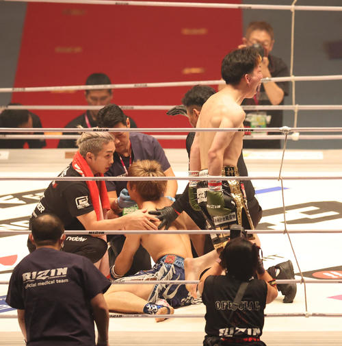 愛翔対小出龍哉　小出龍哉（左後方）に勝利し雄たけびを上げる愛翔（撮影・佐藤翔太）