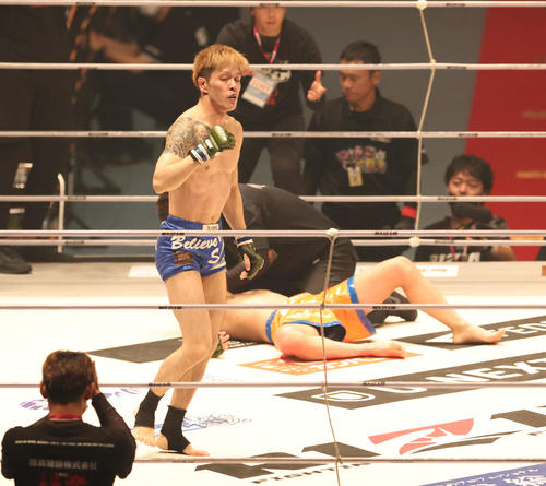 丸山大輝対早坂優瑠　早坂優瑠（左手前）は丸山大輝に勝利しガッツポーズをする（撮影・佐藤翔太）