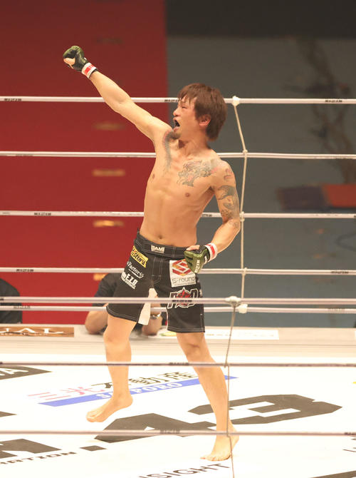 渡辺トシキ対安海健人　渡辺トシキは安海健人に勝利しガッツポーズをする（撮影・佐藤翔太）