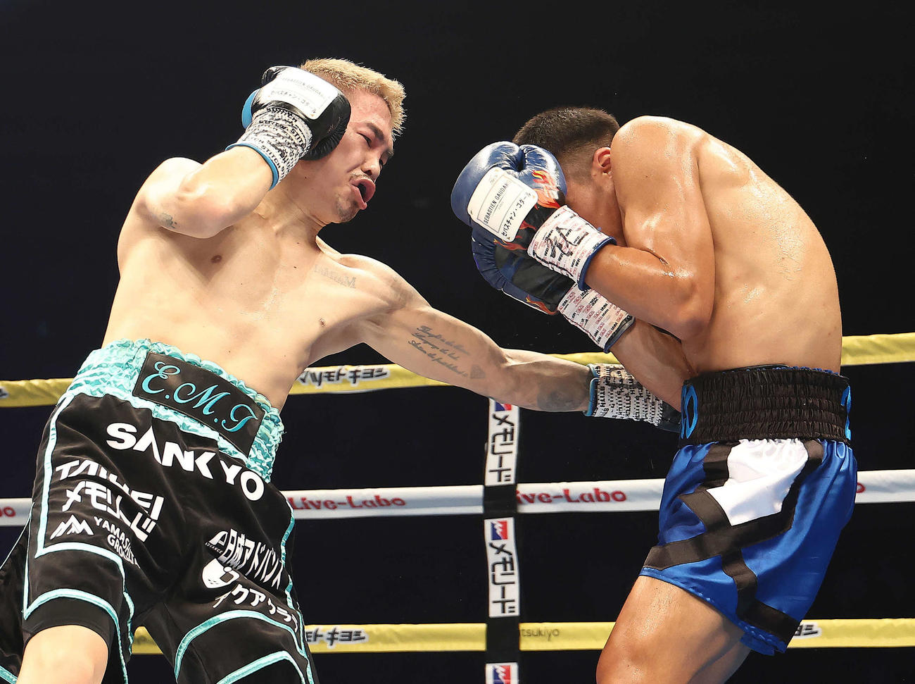 1回、フランコ（右）を攻める井岡（撮影・河田真司）