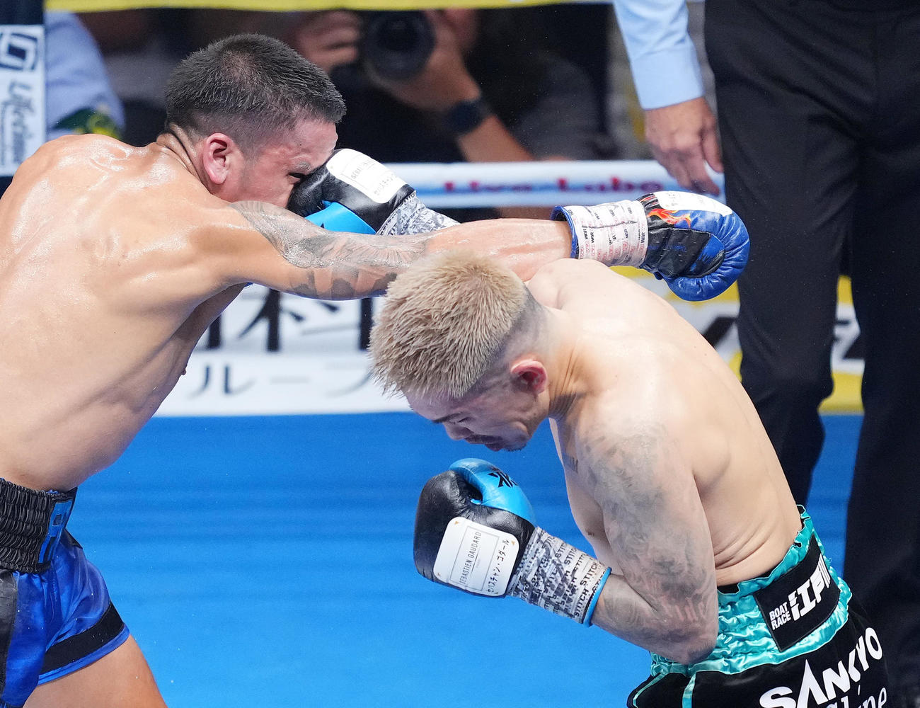 4回、フランコ（左）の顔面に右フックをヒットさせる井岡（撮影・菅敏）