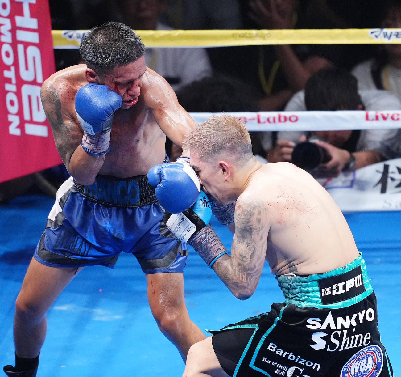 9回、フランコ（左）に左フックを顔面に受ける井岡（撮影・菅敏）