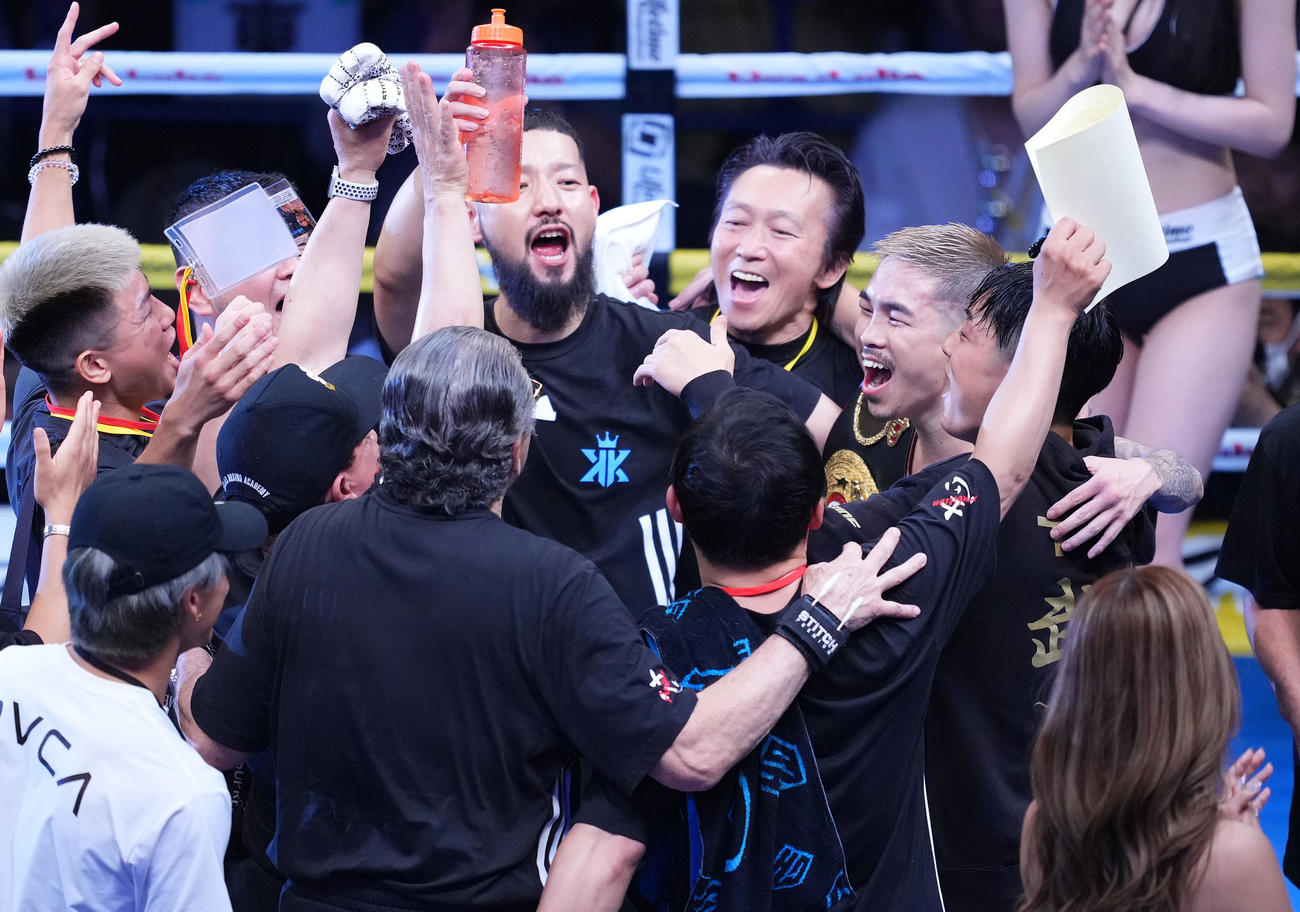 WBA世界スーパーフライ級タイトルマッチでフランコに勝利し、スタッフと喜ぶ井岡（右から2人目）（撮影・菅敏）