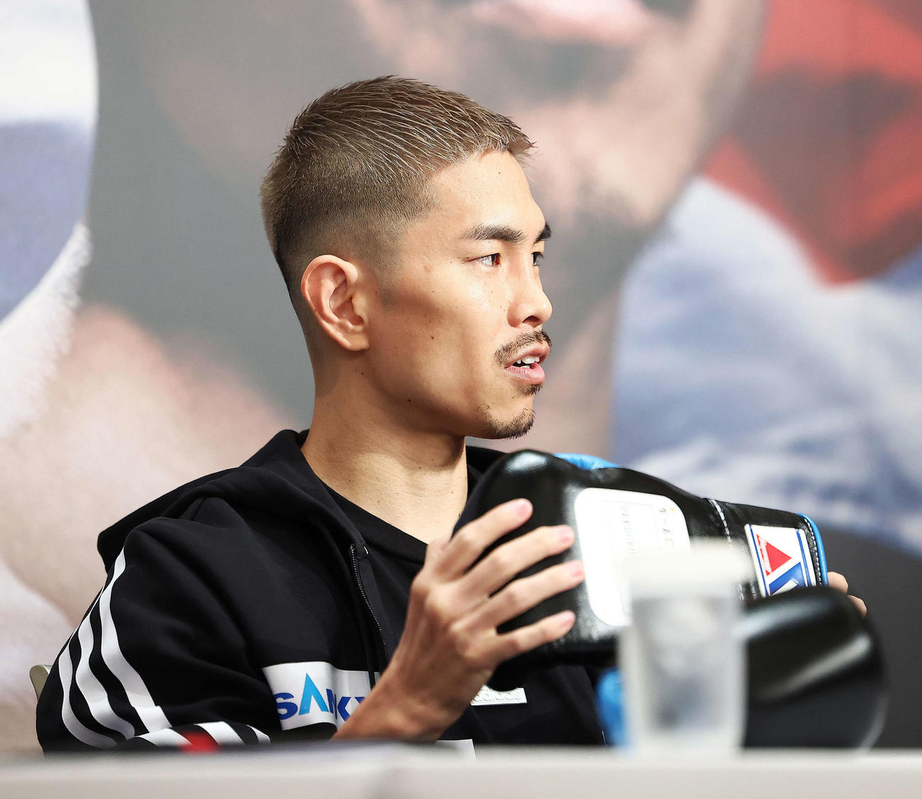 前日計量後、グローブチェックに臨む井岡（撮影・河田真司）