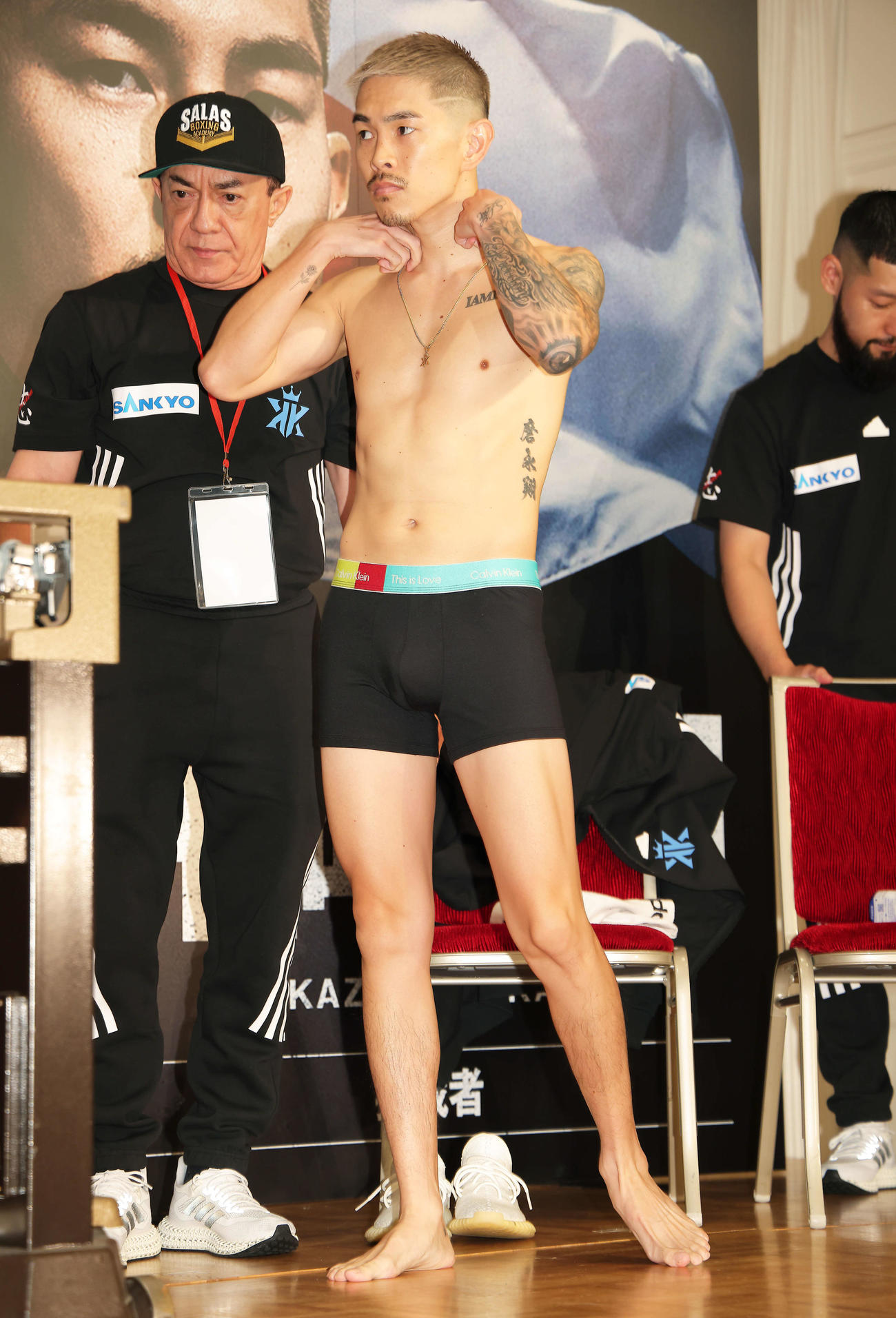 前日計量に臨む井岡（撮影・河田真司）