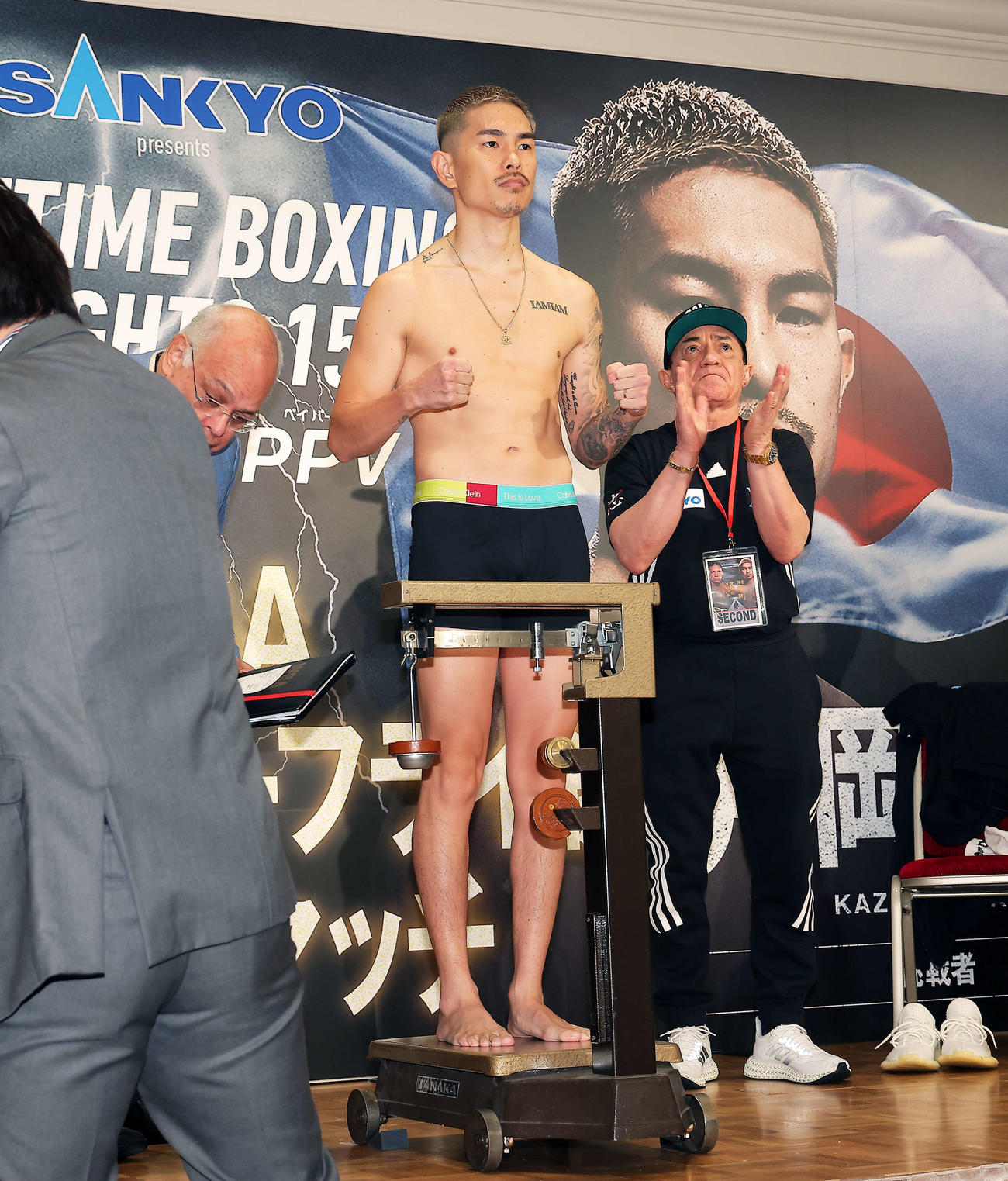 前日計量をパスする井岡（撮影・河田真司）