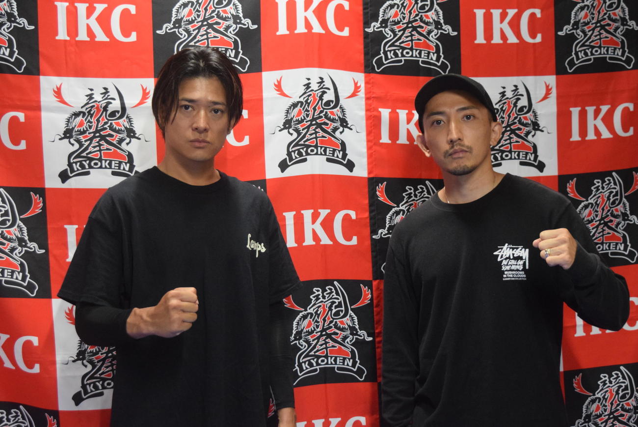 25日の対戦を前に計量を一発クリアした高岡蒼佑と後藤祐樹（右）（撮影・阪口孝志）
