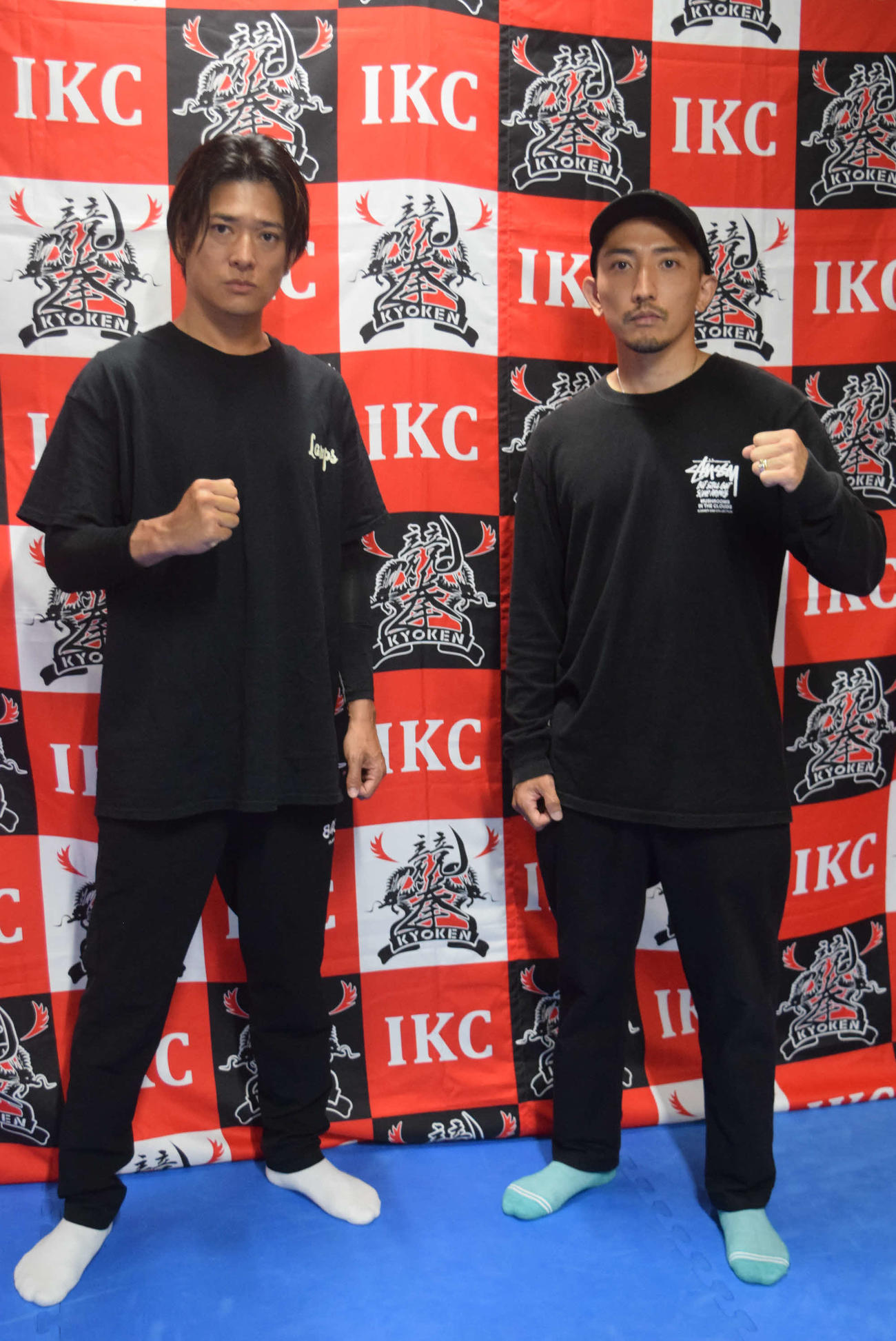 25日の対戦を前に計量を一発クリアした高岡蒼佑と後藤祐樹（右）（撮影・阪口孝志）