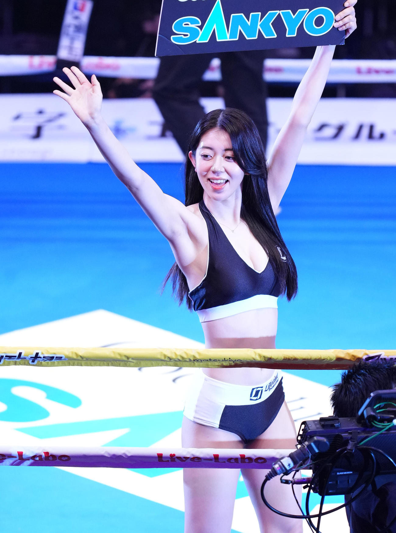 ラウンドガールを務める上原沙弓理（撮影・菅敏）