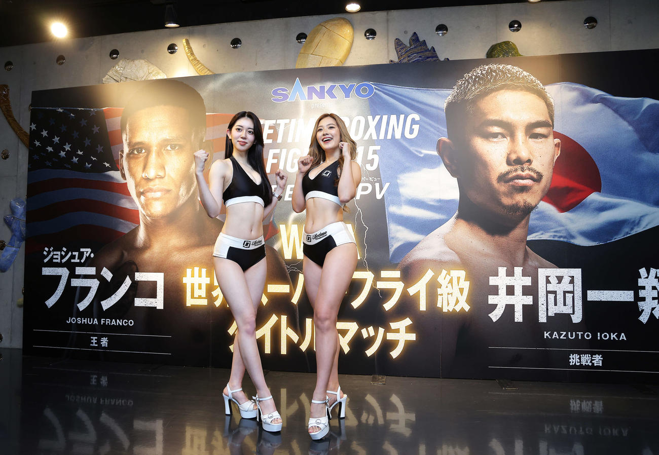 試合前、写真に納まるラウンドガールの上原沙弓理（左）と石田梨緒（撮影・河田真司）