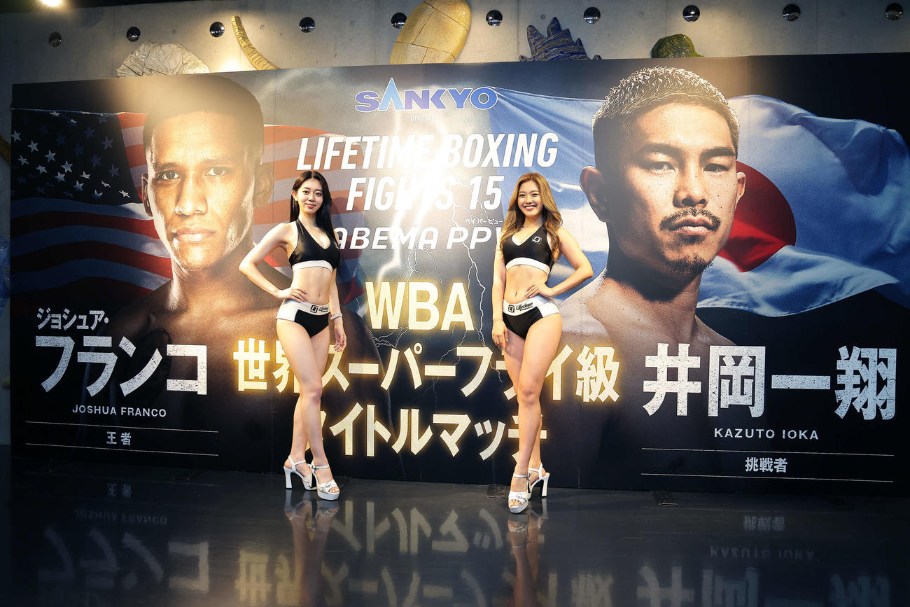 試合前、写真に納まるラウンドガールの上原沙弓理（左）と石田梨緒（撮影・河田真司）