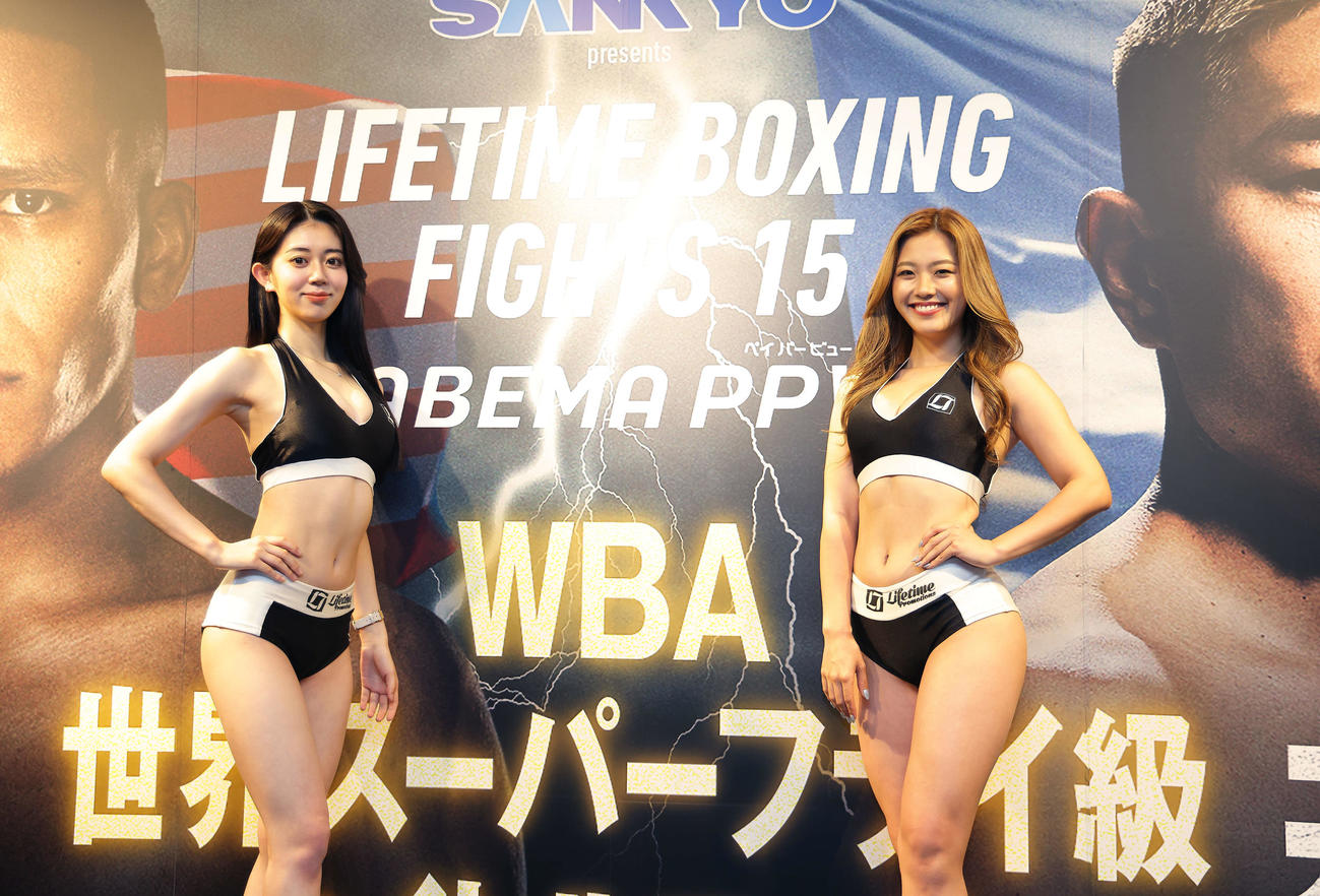 試合前、写真に納まるラウンドガールの上原沙弓理（左）と石田梨緒（撮影・河田真司）