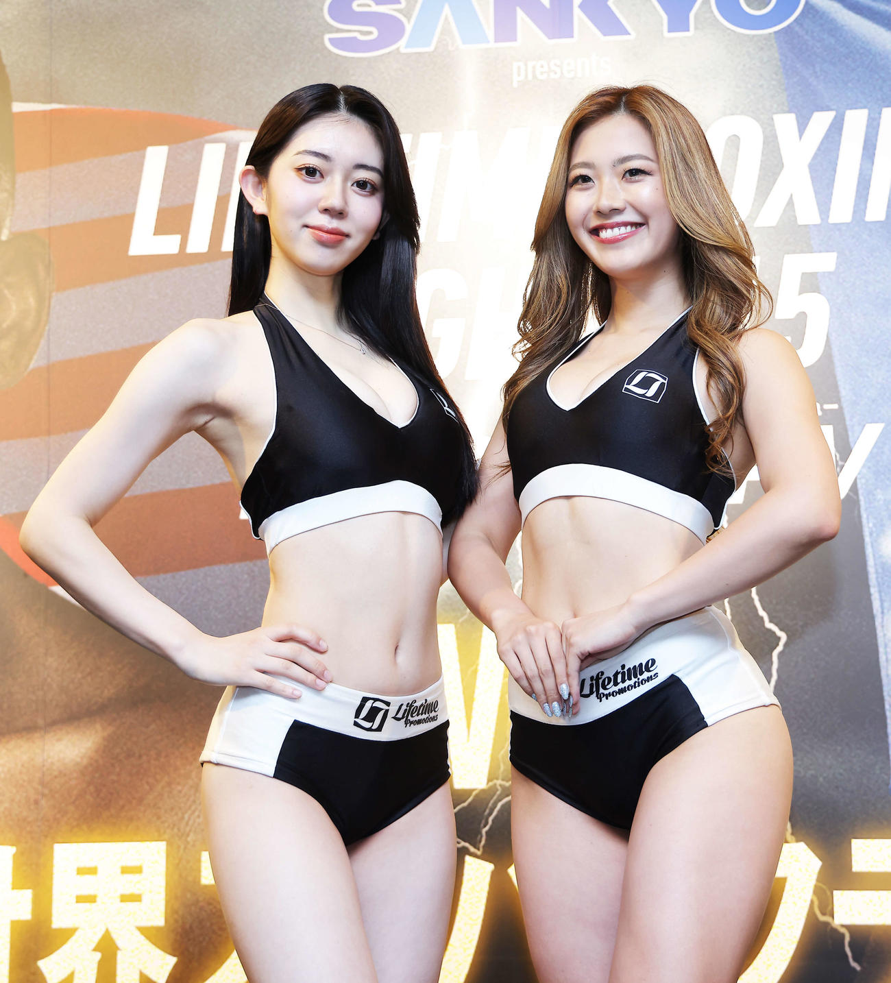 試合前、写真に納まるラウンドガールの上原沙弓理（左）と石田梨緒（撮影・河田真司）