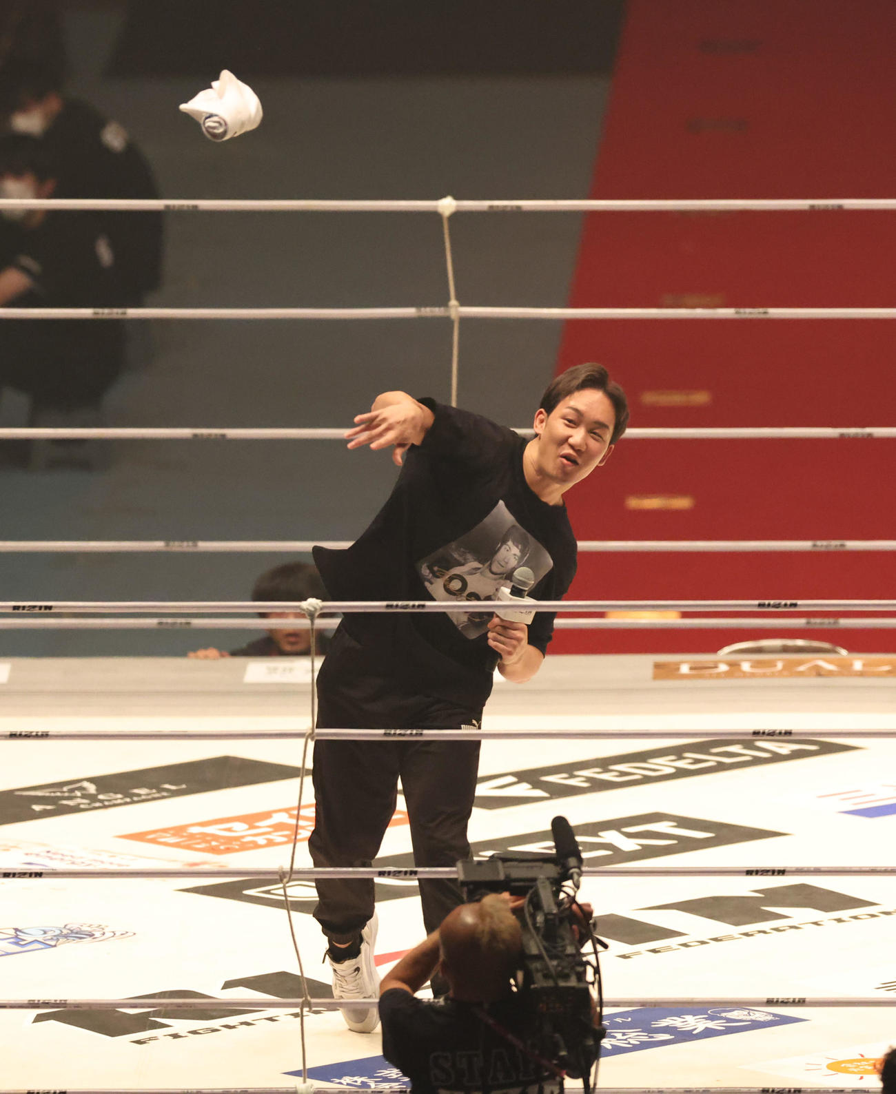 リング上に登場し、タオルをプレゼントする朝倉未来（撮影・佐藤翔太）