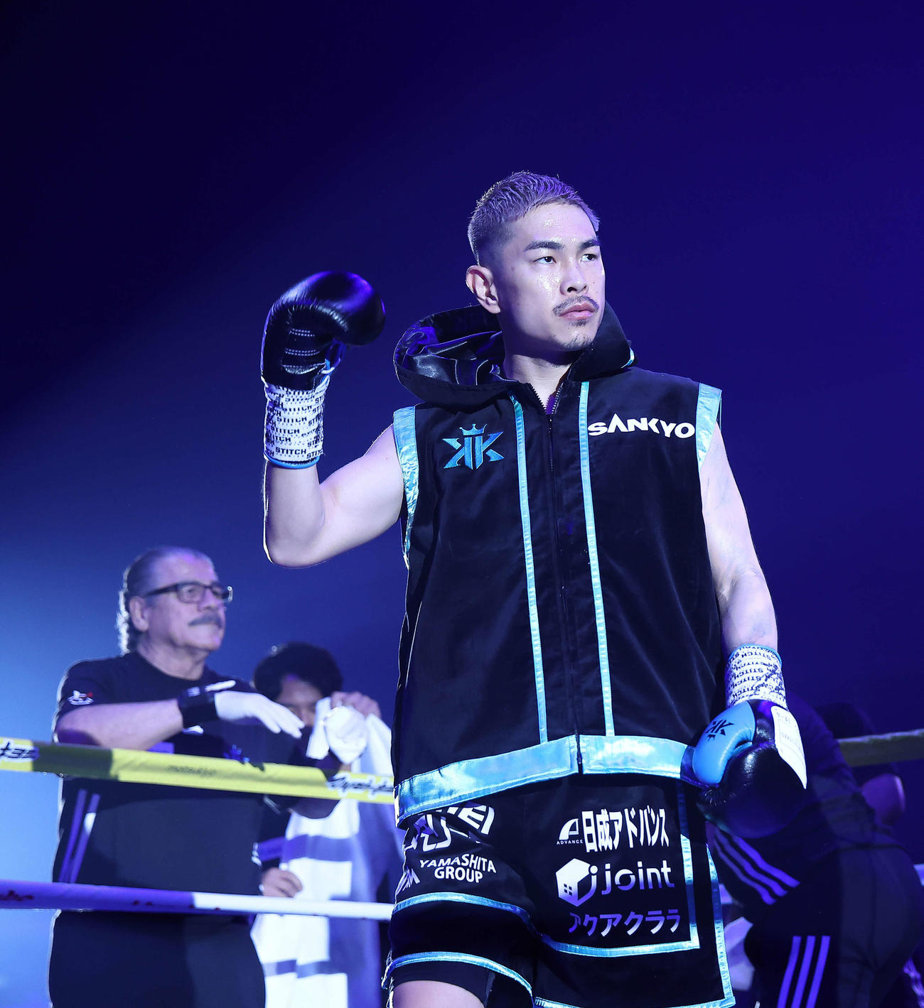 リングに上がる井岡（撮影・河田真司）