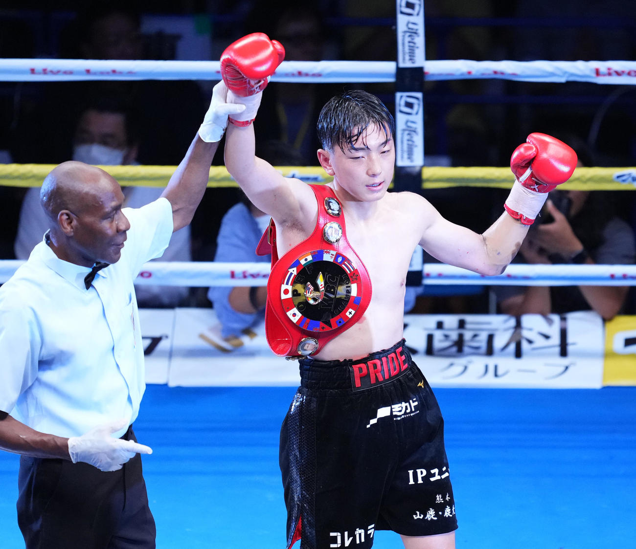 判定で渡辺を破り、勝ち名乗りを受ける森（撮影・菅敏）