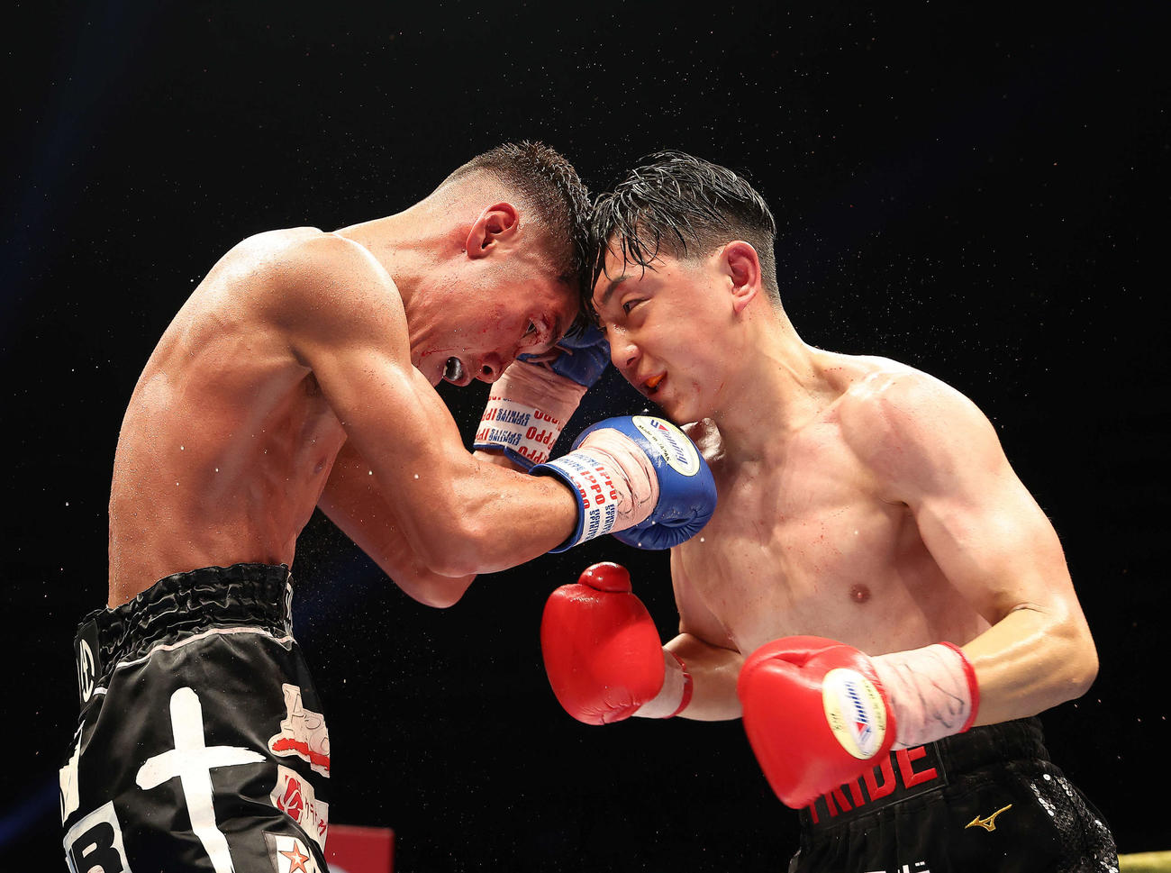 10回、激しく競り合う渡辺（左）と森（撮影・河田真司）