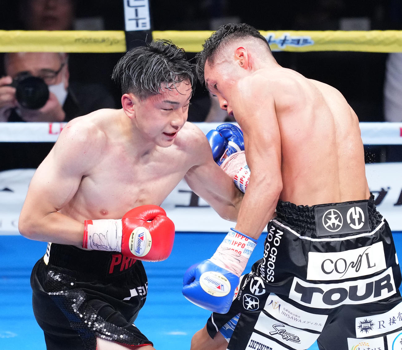 4回、渡辺（右）に強烈なボディーブローを入れる森（撮影・菅敏）
