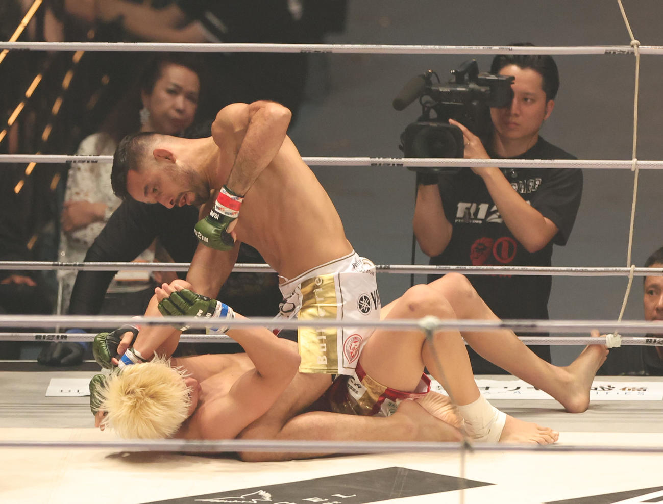 クレベル・コイケ対鈴木千裕　鈴木千裕（手前）を攻めるクレベル・コイケ（撮影・佐藤翔太）