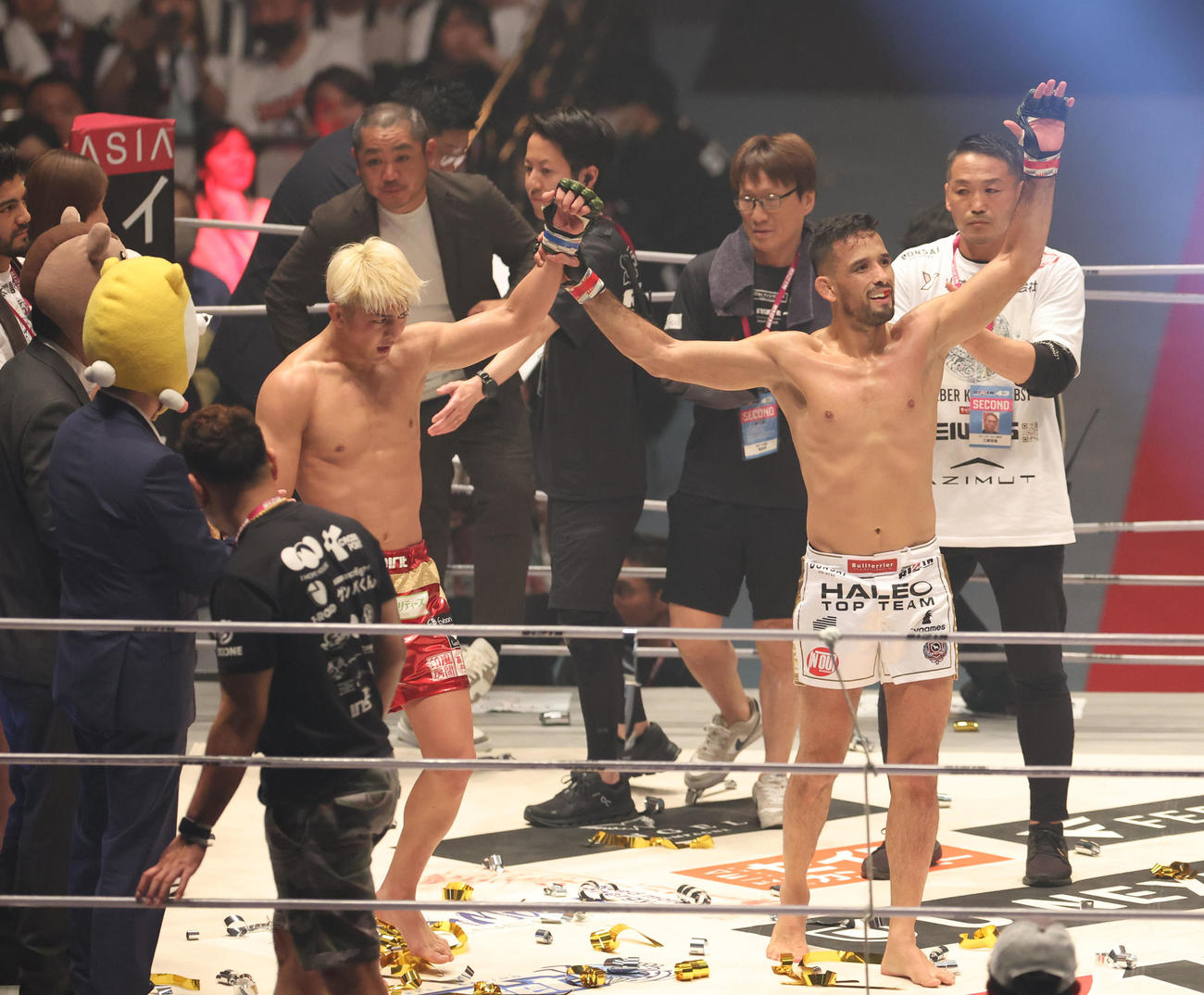クレベル・コイケ対鈴木千裕　ノーコンテストとなりたたえ合う鈴木千裕（左）とクレベル・コイケ（撮影・佐藤翔太）