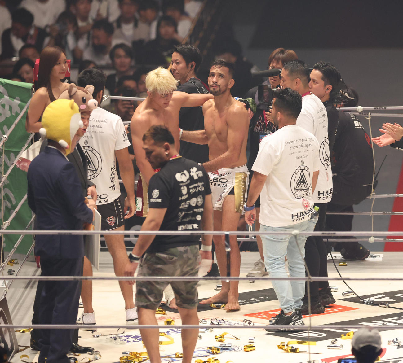 クレベル・コイケ対鈴木千裕　ノーコンテストとなり鈴木千裕（左）に歩み寄るクレベル・コイケ（撮影・佐藤翔太）