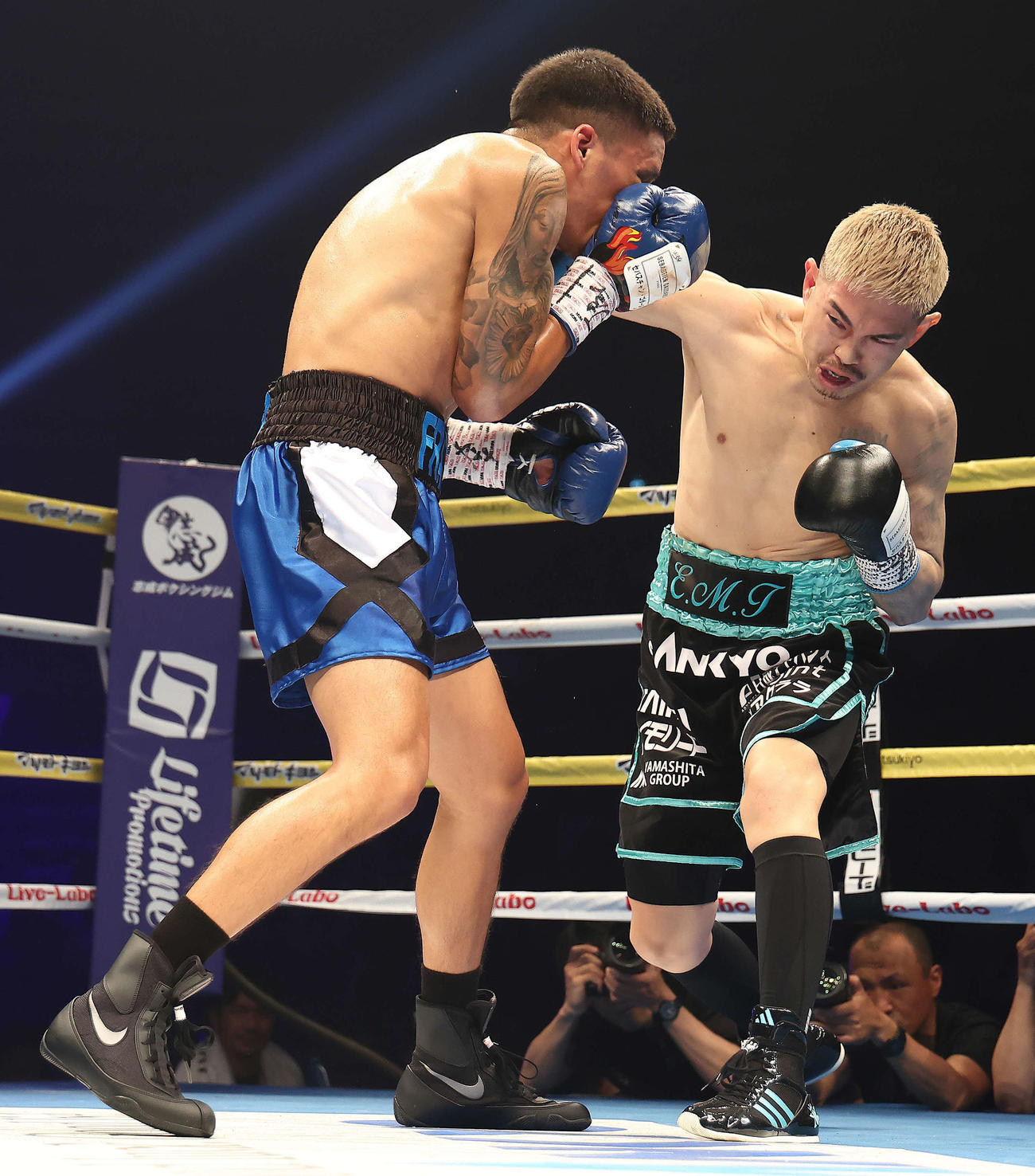 1回、フランコ（左）を攻める井岡（撮影・河田真司）