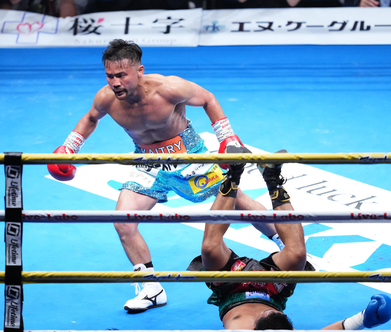 2回、タイヤン（手前）からダウンを奪う比嘉（撮影・菅敏）