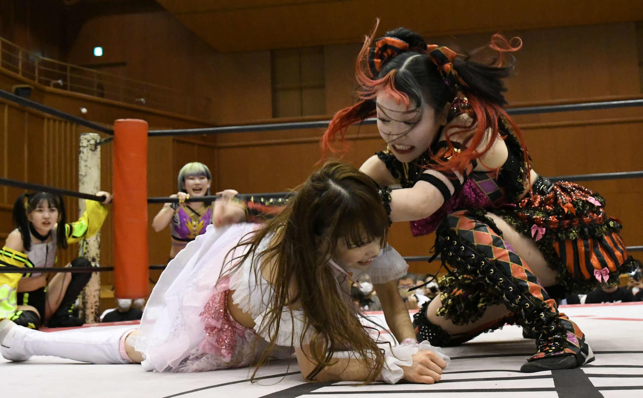 東京女子プロレス　瑞希とのエルボー合戦を制する伊藤麻希（東京女子プロレス提供）