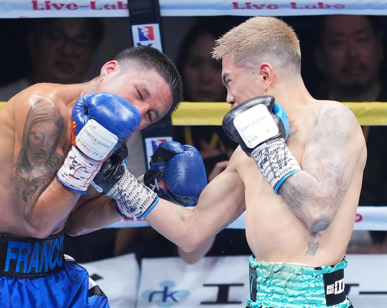 3回、フランコ（左）の顔面に右フックをヒットさせる井岡（撮影・菅敏）