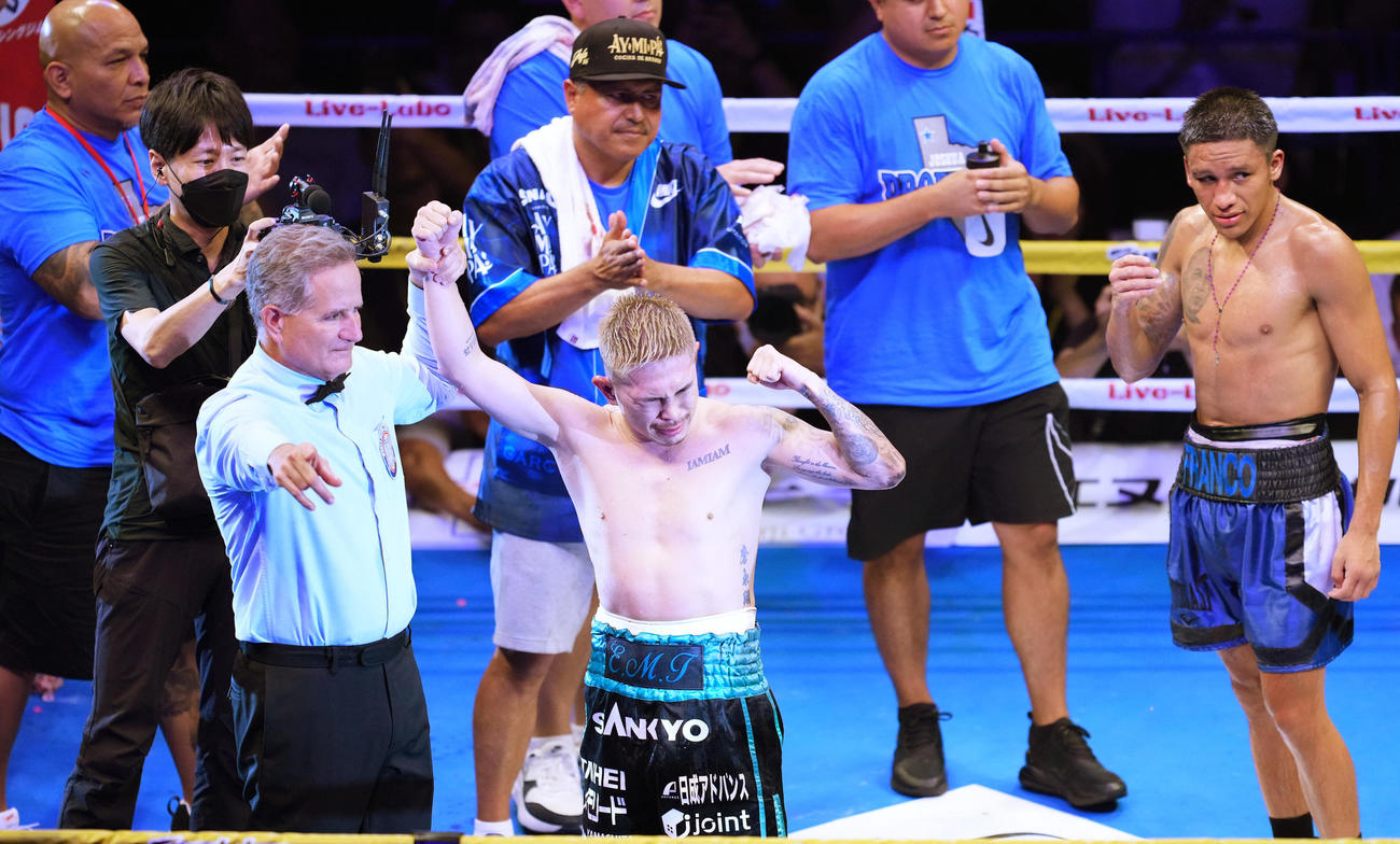 判定でフランコ（右）に勝利し、ガッツポーズを見せる井岡（撮影・菅敏）