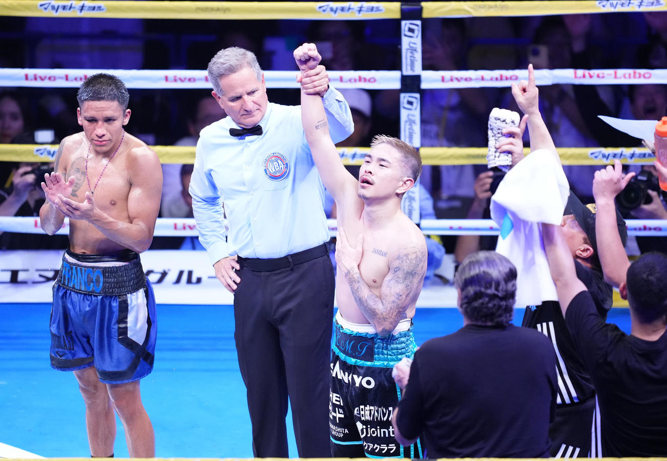 判定でフランコ（左）に勝利し、勝ち名乗りを受ける井岡（撮影・菅敏）