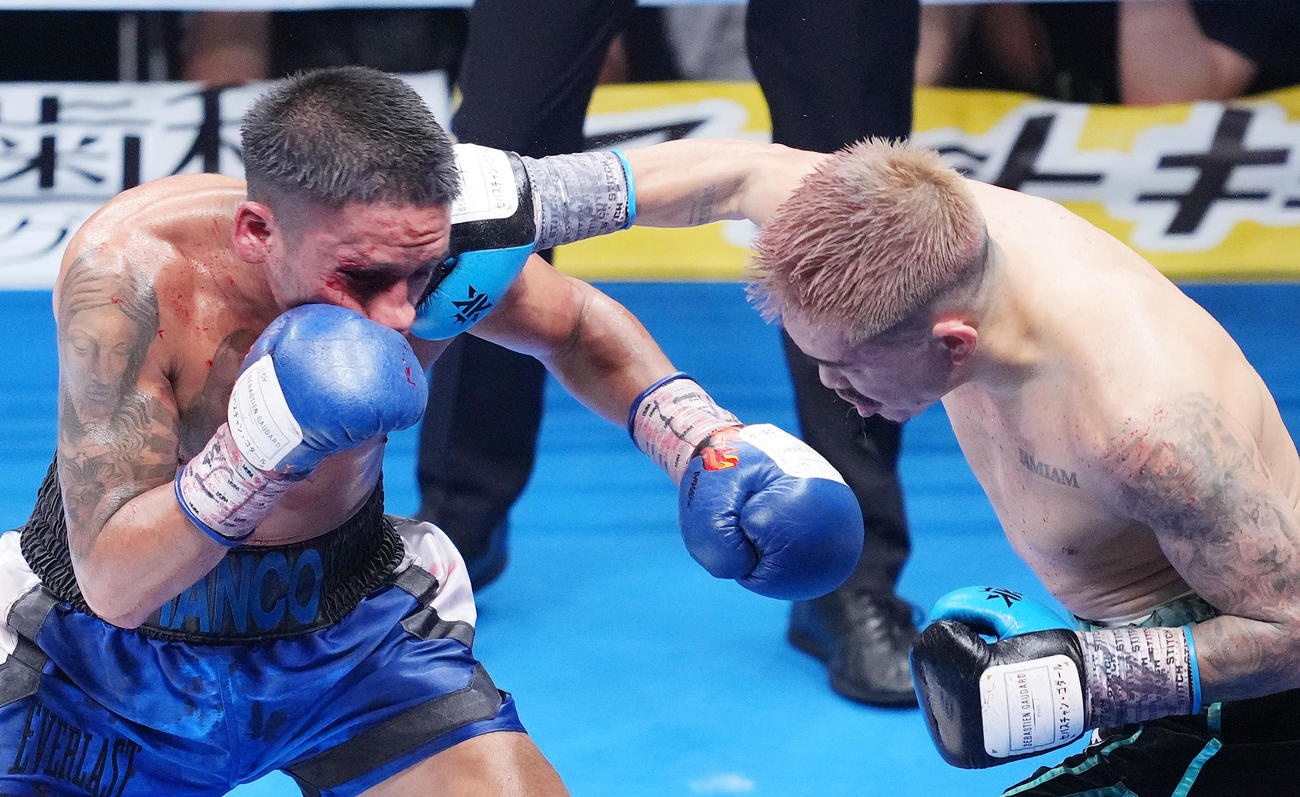 6回、フランコ（左）の顔面に右フックをヒットさせる井岡（撮影・菅敏）