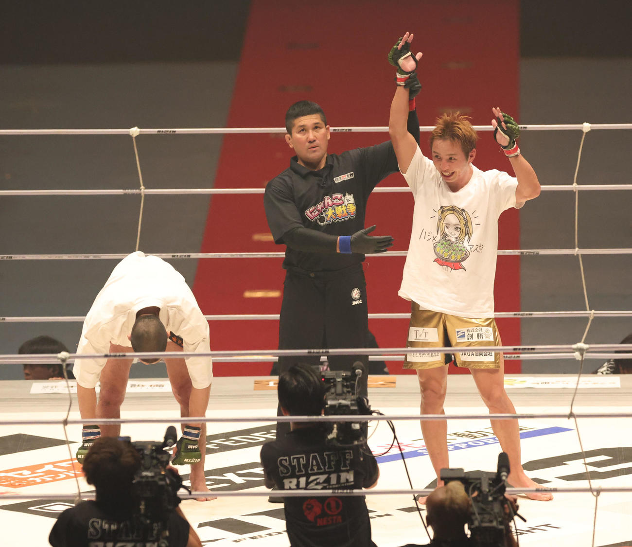 久保優太対木下カラテ　木下カラテ（左）に判定勝ちする久保優太（撮影・佐藤翔太）