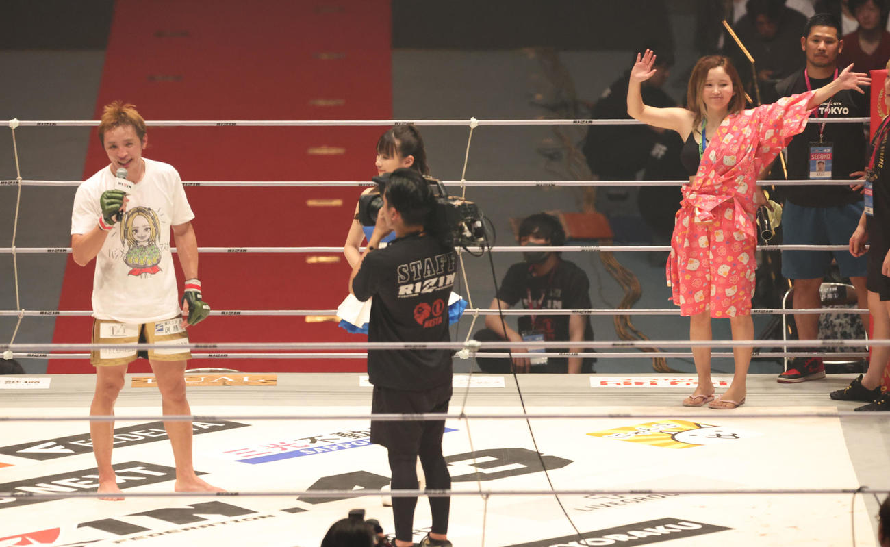 久保優太対木下カラテ　木下カラテに判定勝ちした久保優太のコメントに喜ぶサラ（右後方）（撮影・佐藤翔太）