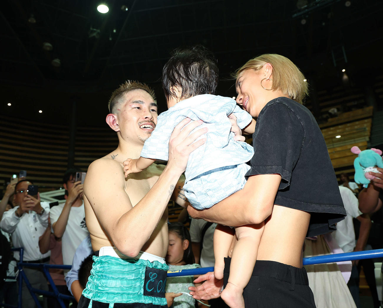 家族やファンと喜びを分かち合う井岡（左）（撮影・河田真司）