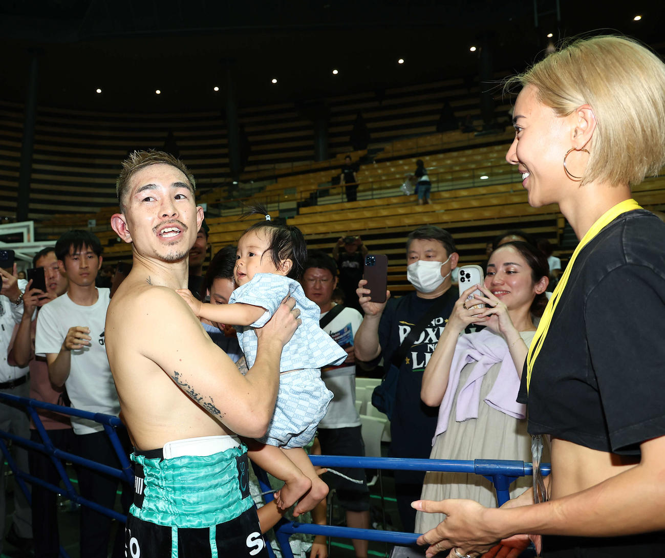 家族やファンと喜びを分かち合う井岡（左）（撮影・河田真司）