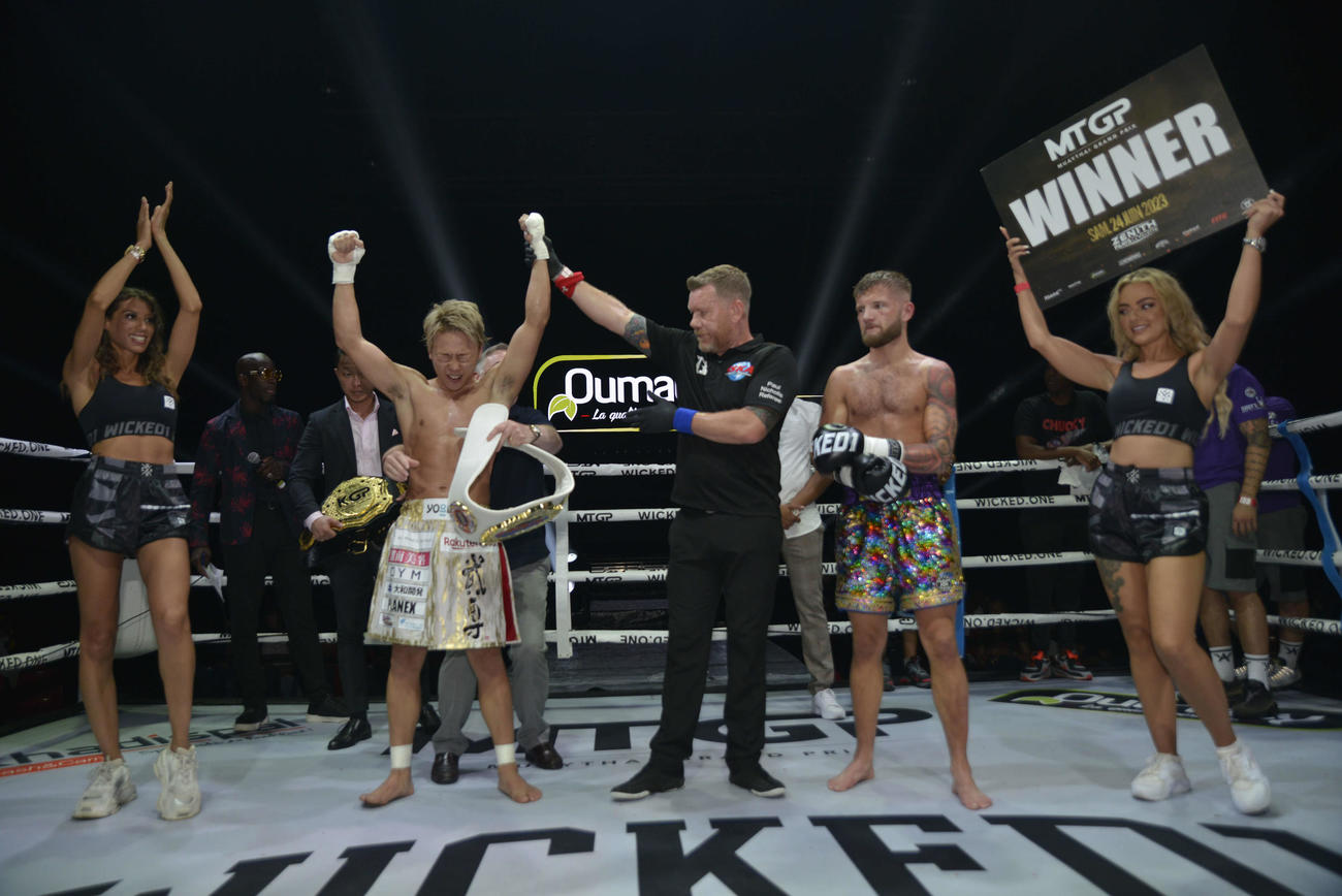 武尊はサグデンを破り勝ち名乗りを受ける（C）AbemaTV,Inc.