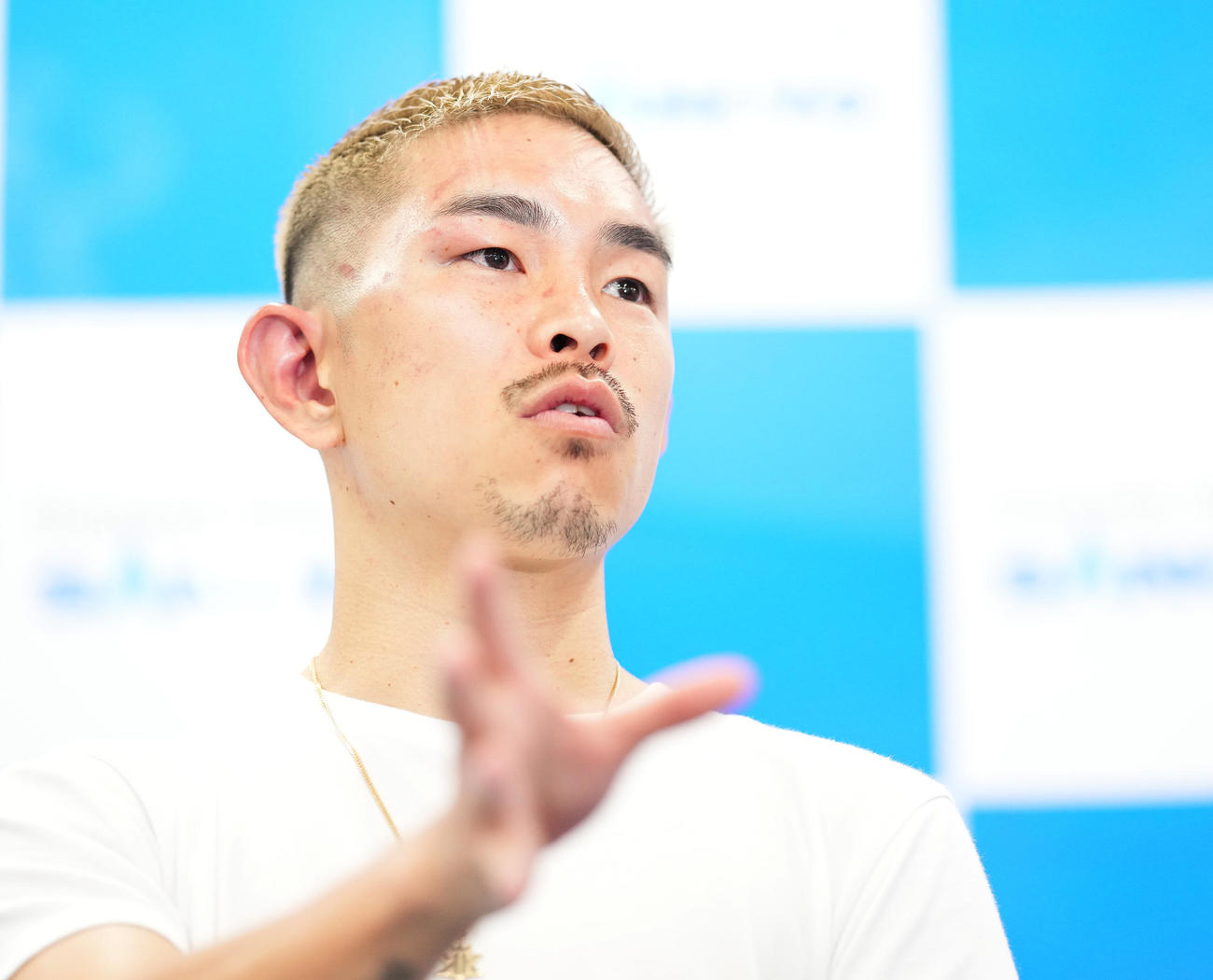 WBA世界スーパーフライ級タイトルマッチから一夜明け、会見で心境を話す井岡（撮影・菅敏）