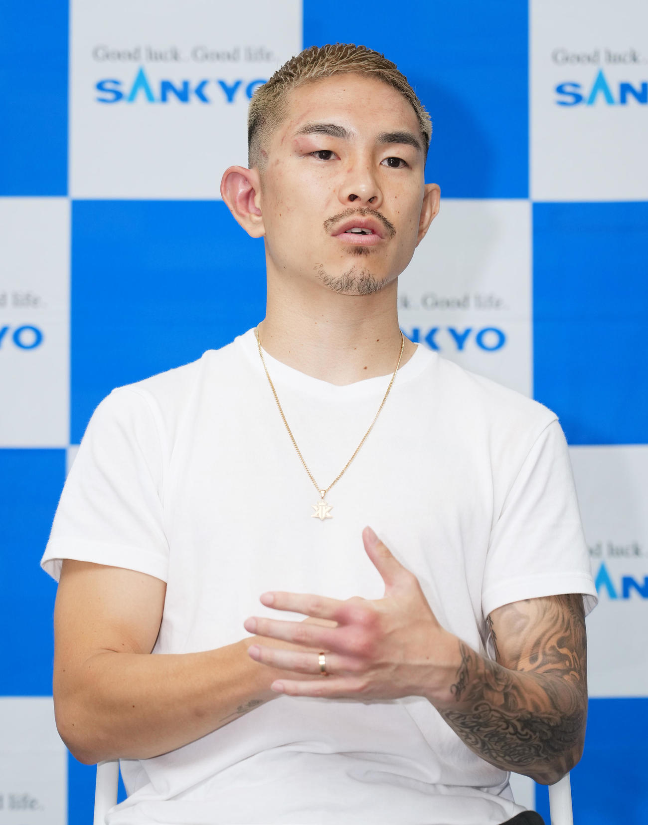 WBA世界スーパーフライ級タイトルマッチから一夜明け、会見で心境を話す井岡（撮影・菅敏）
