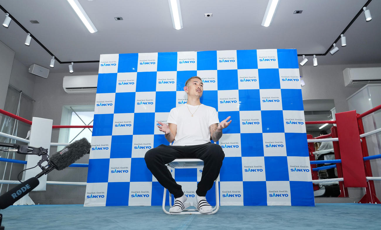 WBA世界スーパーフライ級タイトルマッチから一夜明け、会見で心境を話す井岡（撮影・菅敏）