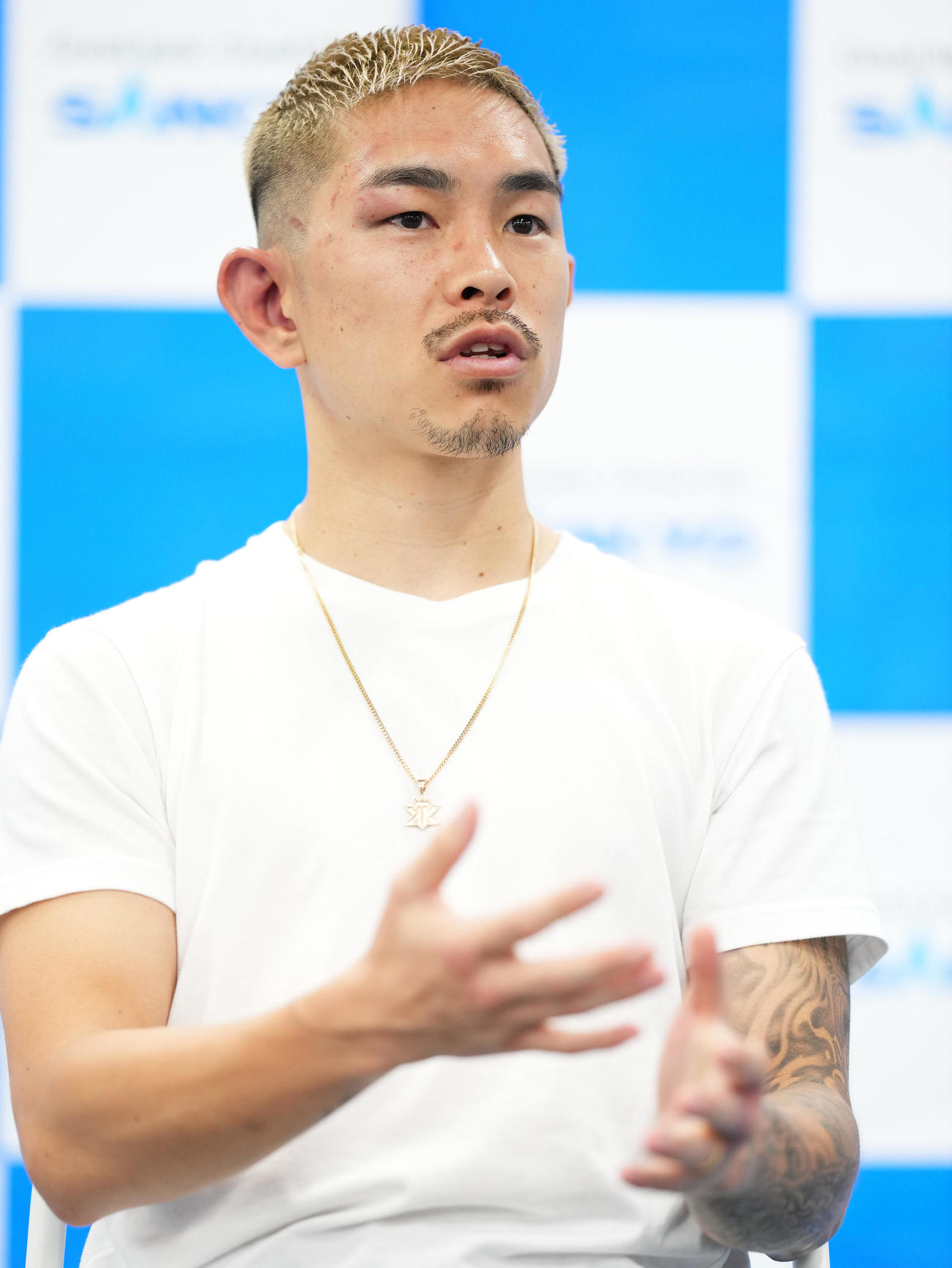 WBA世界スーパーフライ級タイトルマッチから一夜明け、会見で心境を話す井岡（撮影・菅敏）