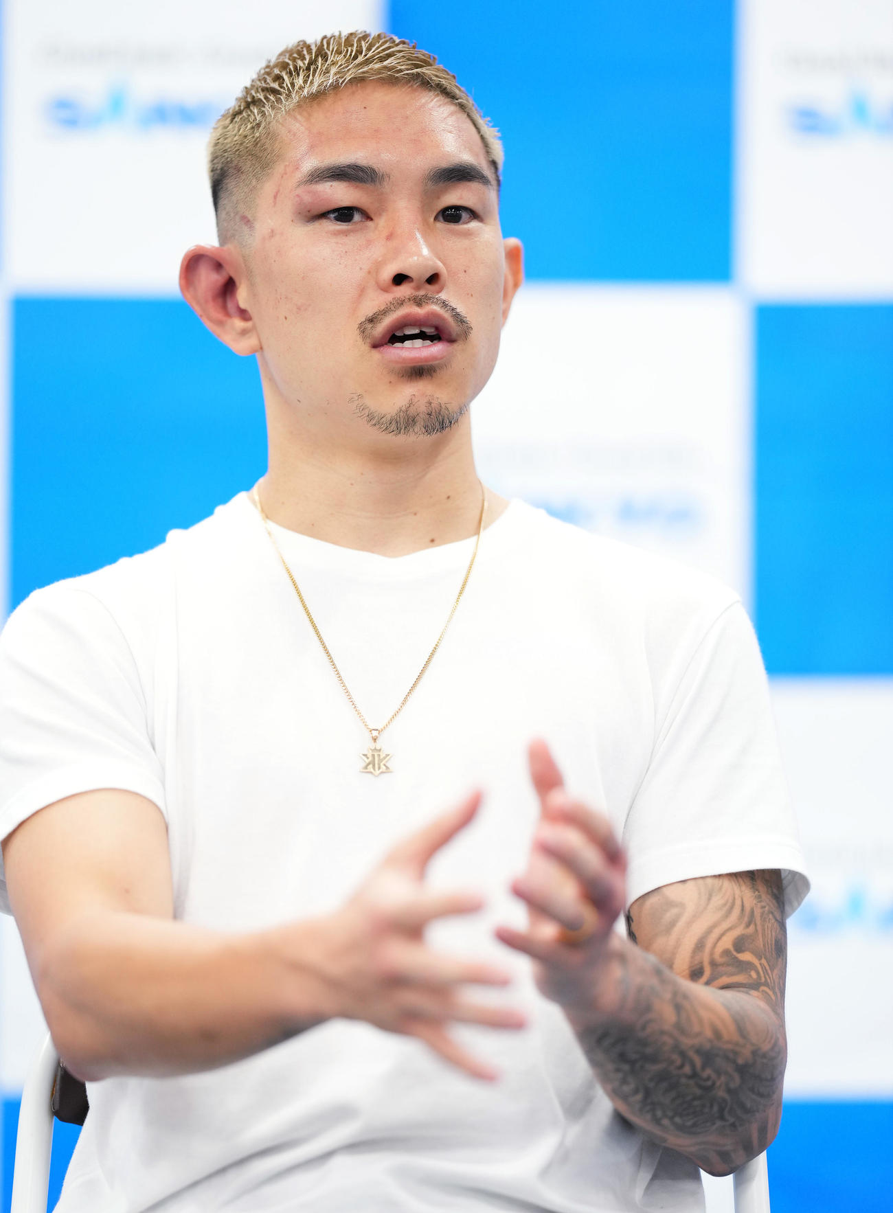 WBA世界スーパーフライ級タイトルマッチから一夜明け、会見で心境を話す井岡（撮影・菅敏）