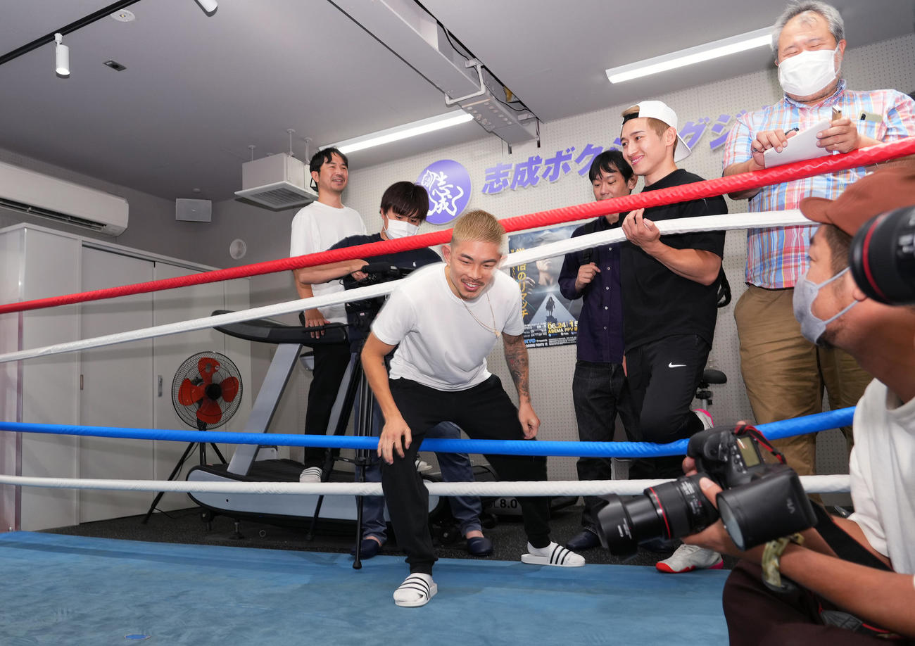 WBA世界スーパーフライ級タイトルマッチから一夜明け、会見に臨む井岡（撮影・菅敏）