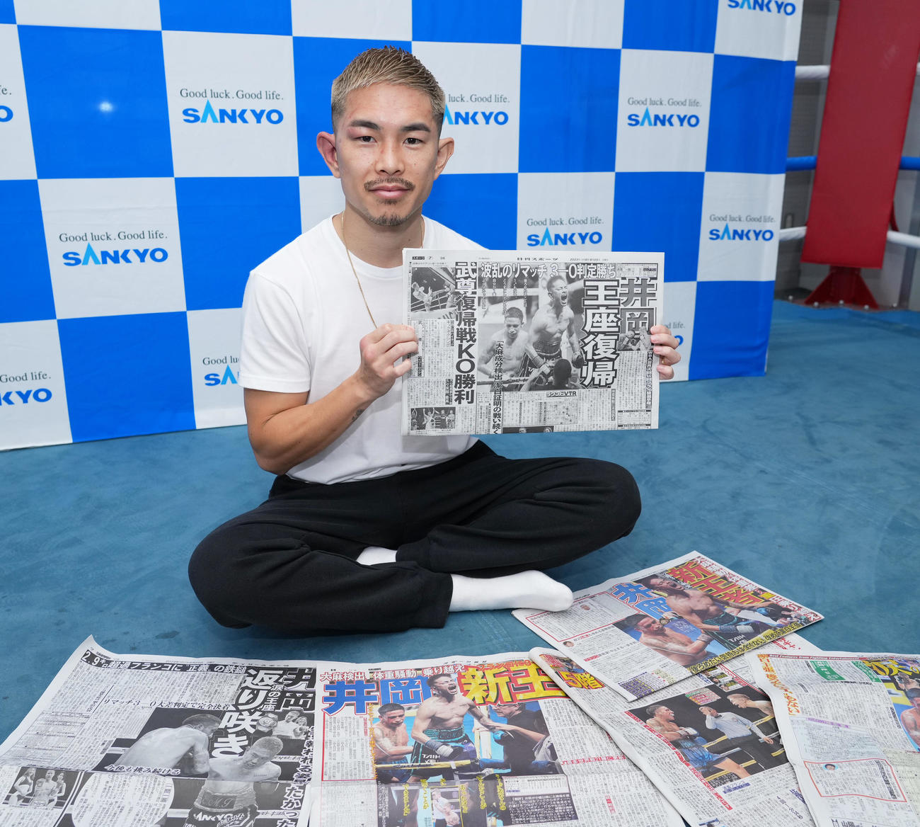 WBA世界スーパーフライ級タイトルマッチから一夜明け、試合が掲載された本紙を手にする井岡（撮影・菅敏）